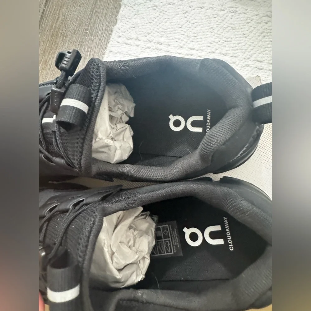 On Running Black Athletic Shoes - Picture 4 of 10